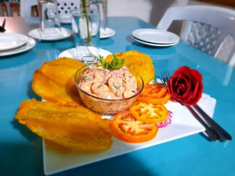Ceviche de camarón con patacones