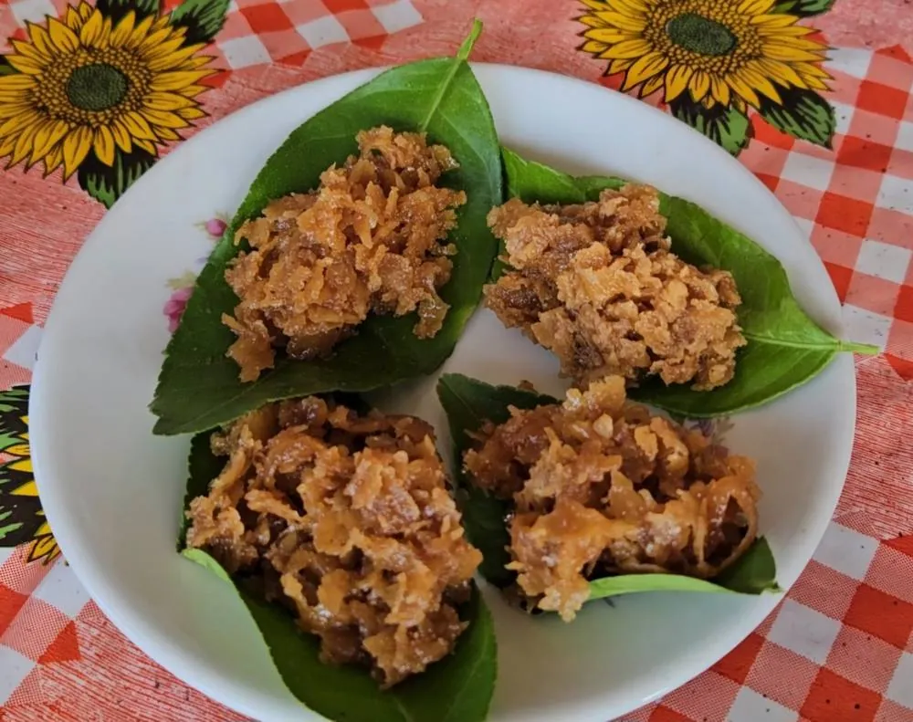 Dulces tradicionales chocoanos servidos sobre hojas