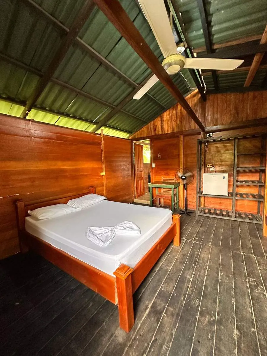 Habitación con cama doble y tendido blanco