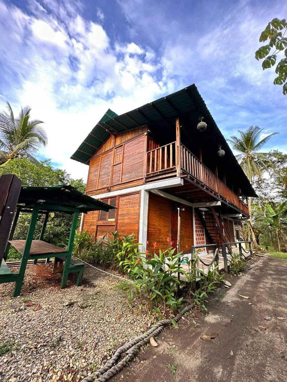 Fachada de madera de dos pisos de Cachalote House