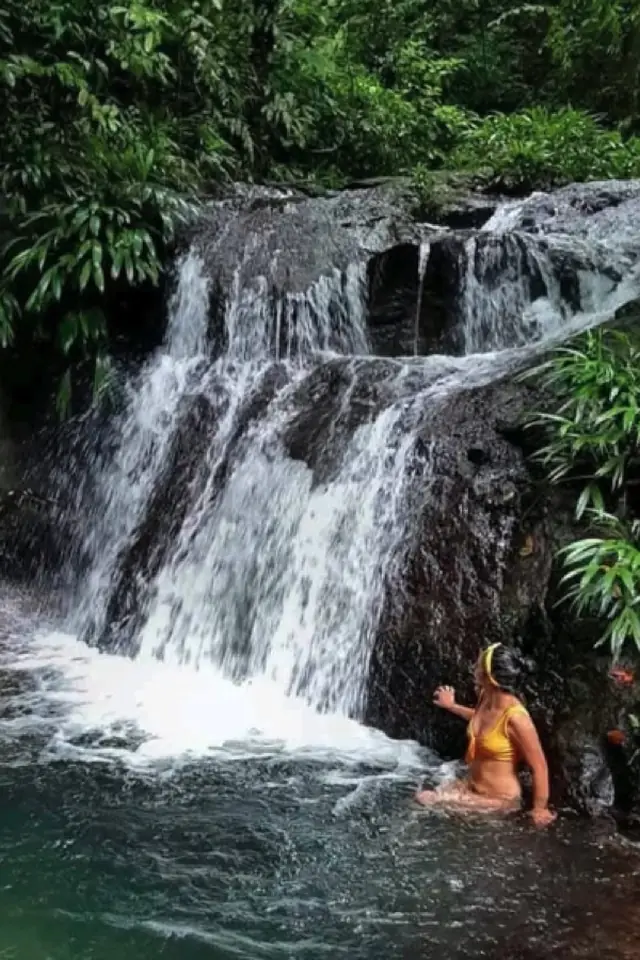 Cascada El Tigre entre la selva chocoana